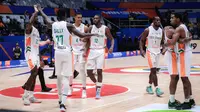 Para pebasket Pantai Gading merayakan kemenangan atas Iran pada laga kedua Grup G Piala Dunia FIBA 2023 di Indonesia Arena, Senayan, Jakarta, Senin (28/08/2023). (Bola.com/Bagaskara Lazuardi)
