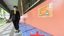 Seorang guru memeriksa penanda yang mengingatkan para siswa untuk menjaga jarak sosial di sebuah sekolah di Bangkok, Thailand, Selasa (23/6/2020). Sejumlah sekolah di Thailand dijadwalkan akan dibuka kembali pada 1 Juli mendatang. (Xinhua/Rachen Sageamsak)