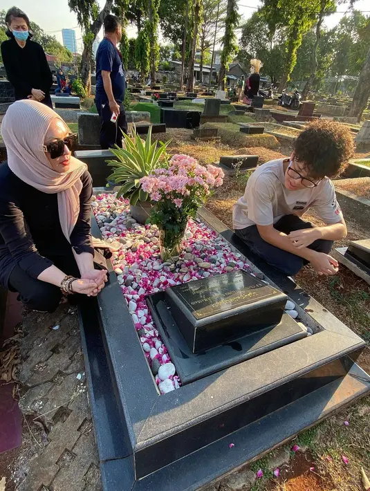 Keanu Jabaar Massaid anak satu-satunya Adjie Massaid dan Angelina Sondakh. Keanu ditinggal sang ayah untuk selamanya saat usianya belum dua tahun. Berikut momen Angelina Sondakh nyekar ke makam suami bersama putranya. [Instagram/angelinasondakh09]