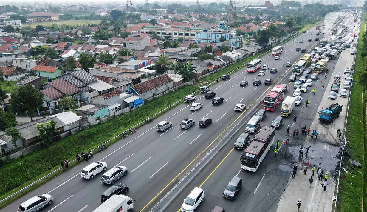 Kecelakaan yang terjadi di jalur lawan arus atau contraflow. (Liputan6.com/Herman Zakharia)