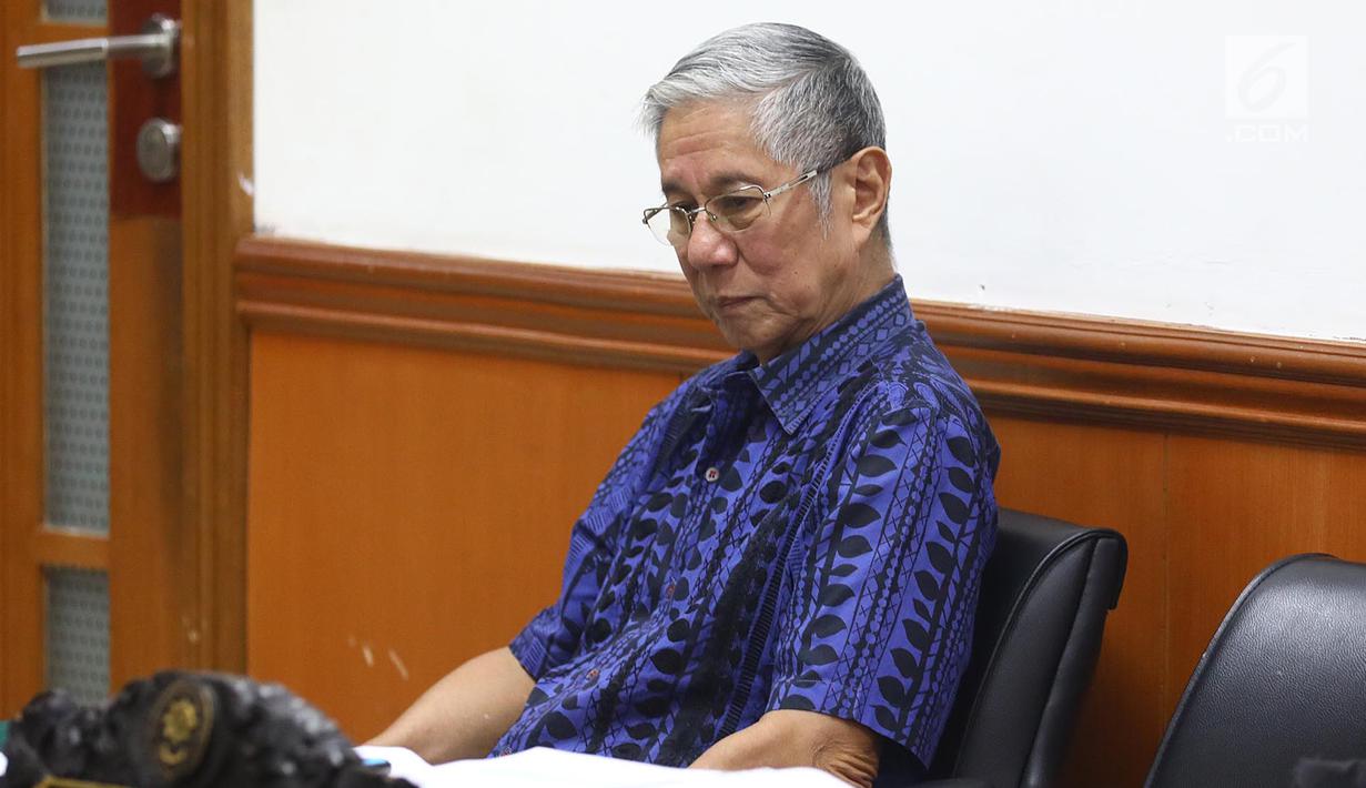 Terdakwa kasus tindak pidana pemalsuan surat tanah dan keterangan palsu pada akta autentik, Muljono Tedjokusuma saat mejalani sidang lanjutan di PN Jakarta Barat, Rabu (21/11). Sidang ini beragenda mendengarkan keterangan saksi. (Merdeka.com/Arie Basuki)