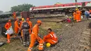 Sekitar 400 orang terluka dan dibawa ke rumah sakit, dan penyebab kecelakaan itu sedang diselidiki, kata para pejabat.  (Photo by Dibyangshu Sarkar/AFP)