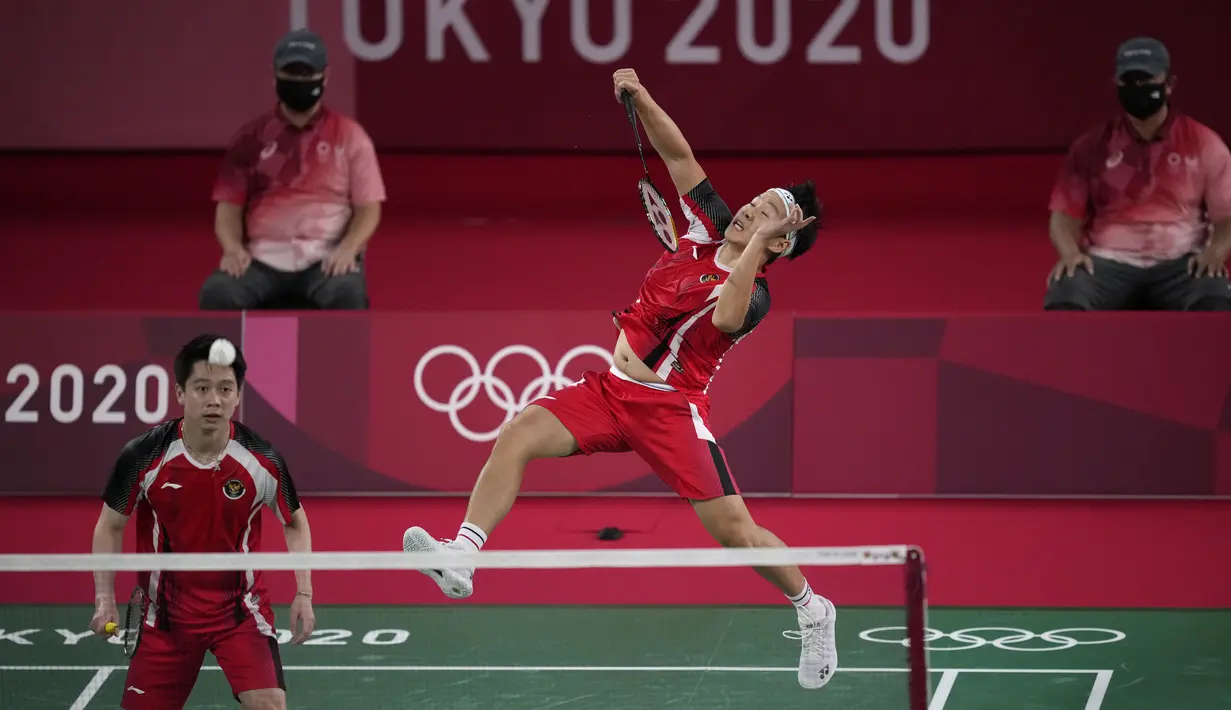 Pebulu tangkis Indonesia Kevin Sanjaya / Marcus Gideon saat bertanding melawan pebulu tangkis Taiwan Lee Yang / Wang Chi-Lin pada babak penyisihan grup ganda putra Olimpiade Tokyo 2020 di Tokyo, Jepang, Selasa (27/7/2021). Kevin Sanjaya / Marcus Gideon kalah. (AP Photo/Dita Alangkara)