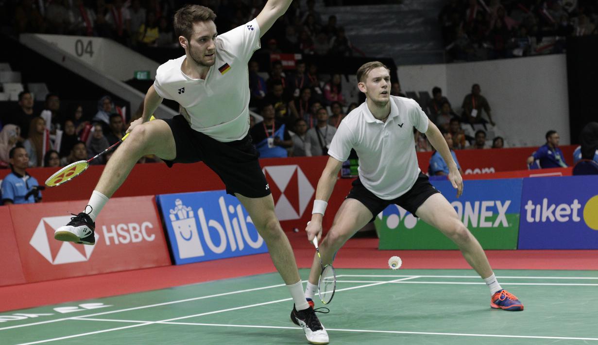 Ganda putra Jerman, Mark Lamsfuss / Marvin Seidel, mengembalikan kok saat melawan ganda Indonesia pada Indonesia Masters 2019 di Istora Senayan, Jakarta, Rabu (23/1). Marc / Marvin gagal ke lolos ke 16 besar. (Bola.com/M. Iqbal Ichsan)