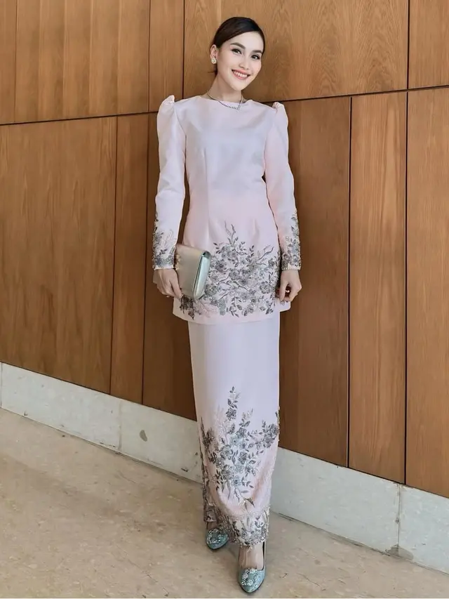 Potret Kalung Silver Ayu Ting Ting saat Hadiri Pernikahan Boiyen