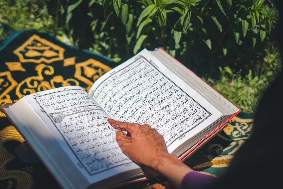 Membaca ayat suci al quran (pexels)