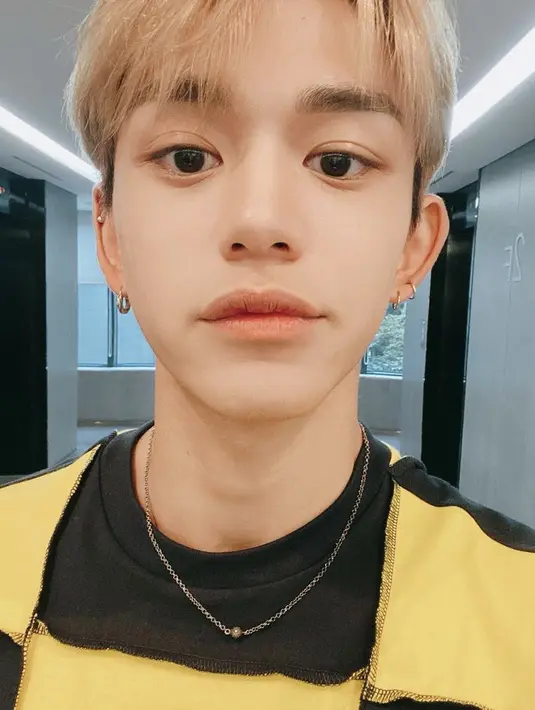 Mengenakan pakaian kuning hitam dengan jaitan di luar, harga baju Lucas ini Rp1,3 jutaan dari brand Supreme. Ia memadukannya dengan aksesori seperti kalung dan anting. @lucas_xx444