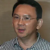 Gubernur DKI Jakarta, Basuki Tjahaja Purnama (Ahok) sangat mendukung industri perfilman Indonesia. Saat nonton bareng dengan pemain dan kru AADC 2, Ahok mengaku baper dengan adegan Nicholas Saputra yang bertemu Ibunya di Yogyakarta.