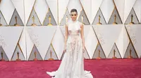Hailee Steinfeld tampil begitu menawan dalam balutan gaun couture rancangan Ralph & Russo yang romantis di Oscar 2017. Lihat di sini.