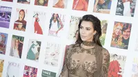 Kim Kardashian mengungkapkan dirinya membutuhkan waktu dua jam untuk berdandan termasuk makeup dan menata rambut setiap paginya.