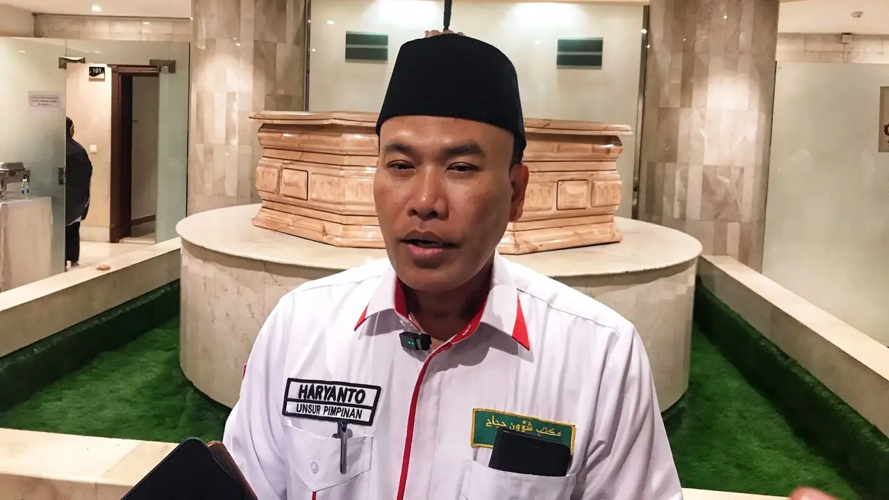 Kadaker Bandara PPIH Arab Saudi, Haryanto memberikan keterangan terkait temuan fantastis dua koper penuh berisi rokok milik jemaah haji