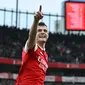 Pemain Arsenal, Granit Xhaka melakukan selebrasi setelah mencetak gol keempat timnya ke gawang Leeds United pada laga pekan ke-29 Liga Inggris 2022/2023 di Emirates Stadium, London, Minggu (02/04/2023) dini hari WIB. The Gunners menang dengan skor 4-1. (AFP/Glyn Kirk)