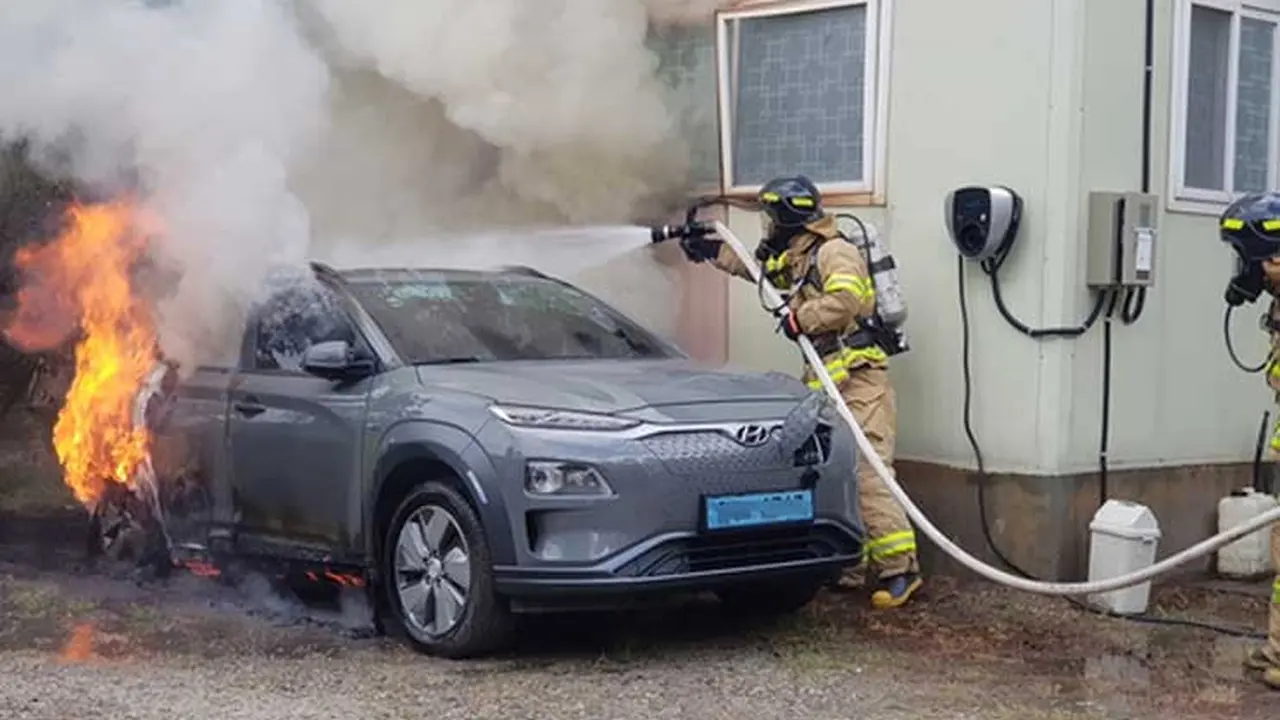 Hyundai Kona listrik terbakar saat diisi ulang (Korea JoongAng Daily)
