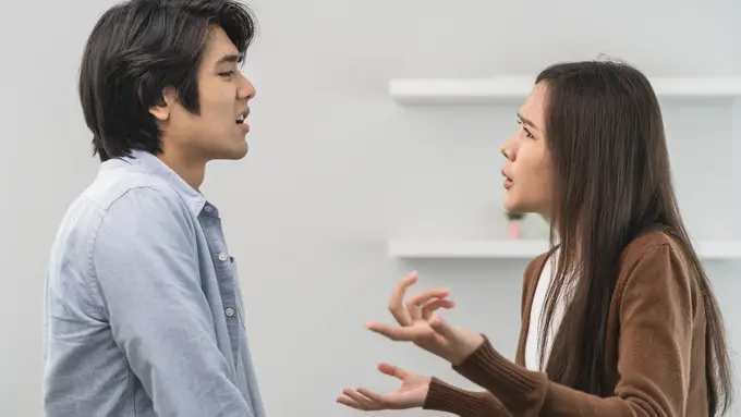 perempuan dan pasangan 12 juli kritik