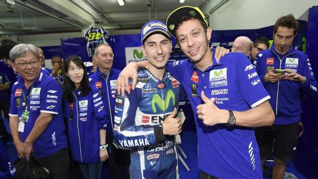 Jorge Lorenzo dan Valentino Rossi (kanan)