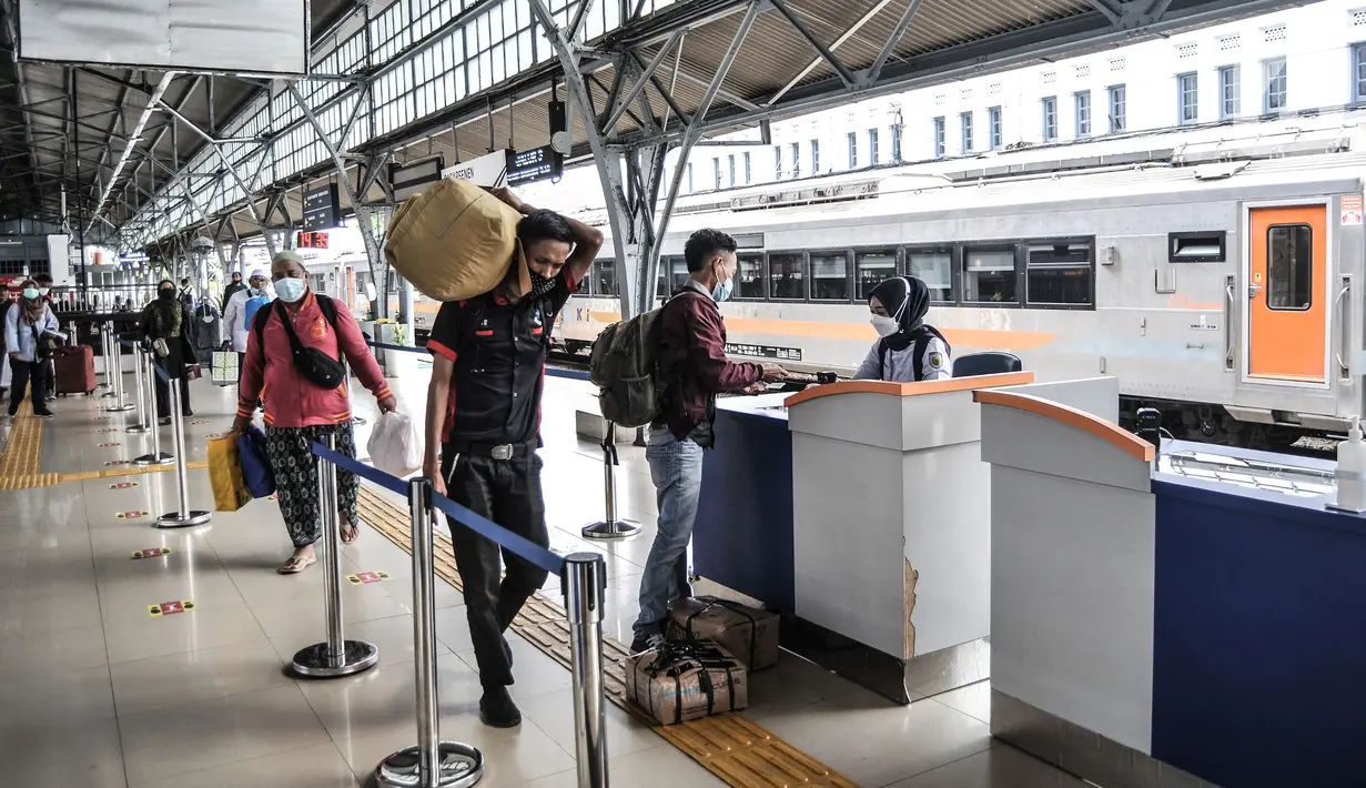 Calon penumpang saat menunggu keberangkatan kereta jarak jauh di Stasiun Pasar Senen, Jakarta, Senin (3/5/2021). Lonjakan penumpang diperkirakan berlangsung hingga 5 Mei mendatang. (merdeka.com/Iqbal S. Nugroho)
