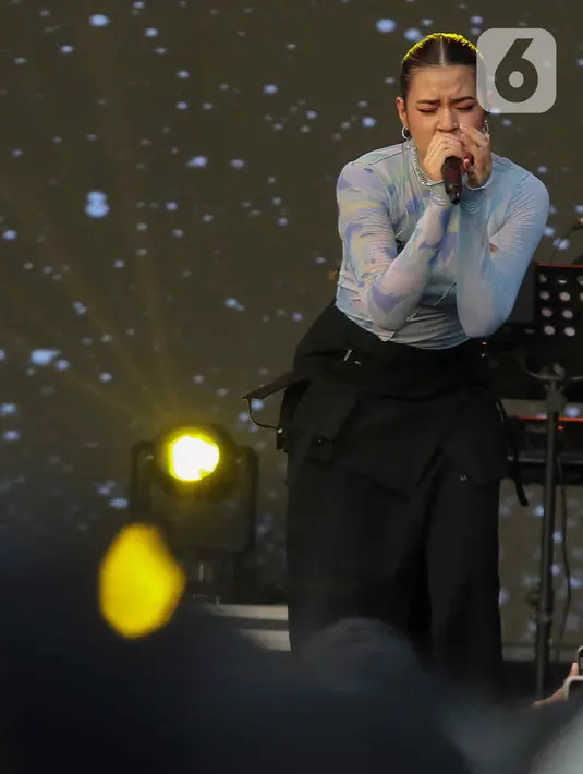 Sejumlah musisi ternama tampil di hari pertama ini seperti Juicy Lucy, Isyana Sarasvati, Raisa, Hindia, hingga Tulus. (Liputan6.com/Herman Zakharia)