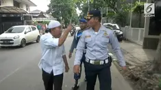 Sopir dan petugas Dishub terlibat cekcok yang cukup panjang saat mobil yang akan diderek ditolak oleh sang pengemudi.