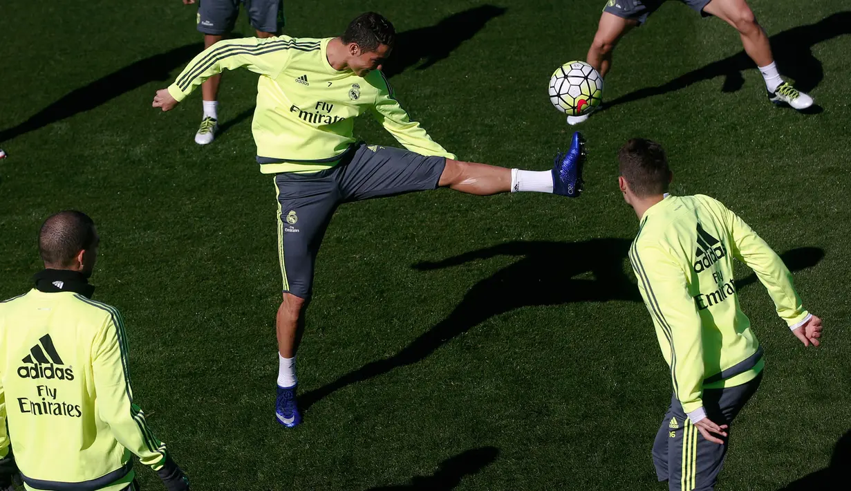 Gelandang Real Madrid, Cristiano Ronaldo mengontrol bola saat sesi latihan jelang "El Clasico" melawan Barcelona di Valdebebas, Madrid, Spanyol  (1/4). Real Madrid akan bertandang ke stadion Camp Nou kandang Barcelona. (REUTERS/Sergio Perez)