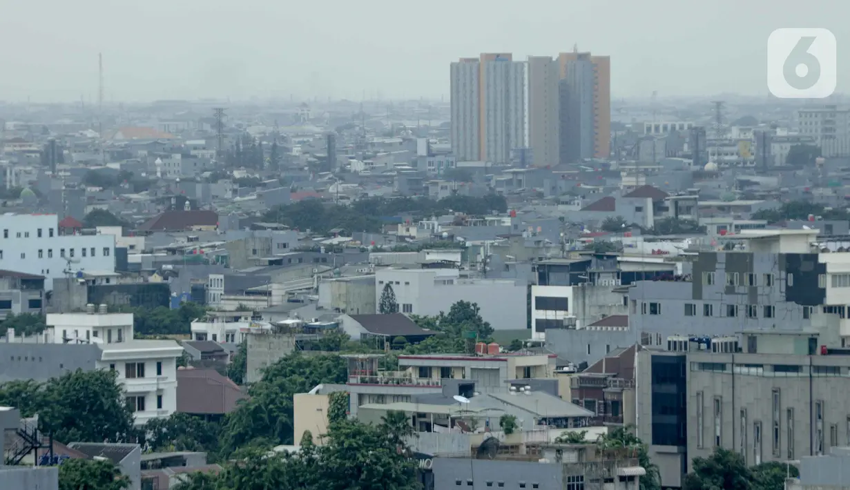 Suasana kepadatan permukiman penduduk antara gedung perkantoran di Jakarta, Kamis (20/2/2020). DKI Jakarta menjadi provinsi dengan kepadatan penduduk tertinggi di Indonesia. (Liputan6.com/Faizal Fanani)