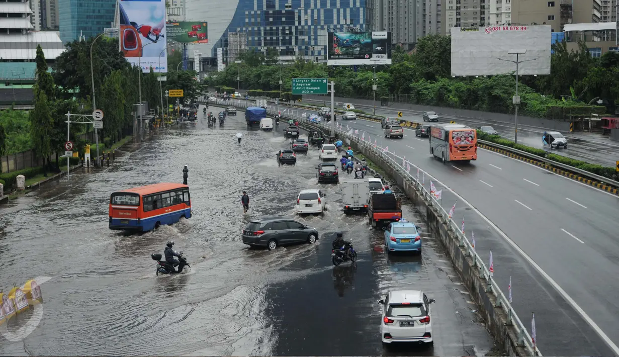 Sejumlah kendaraan menghindari genangan air di Jalan S Parman di ruas depan Kampus Trisakti dan Universitas Tarumanegara, Jakarta, Selasa (21/2). Banjir di kawasan ini disebabkan meluapnya beberapa sungai di Jakarta Barat. (Liputan6.com/Gempur M Surya)