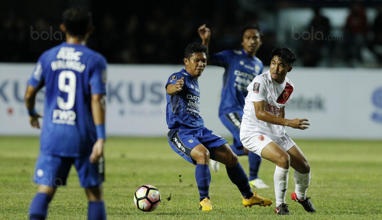Gelandang Persib, Eka Ramdani, berebut bola dengan gelandang PSM, Muhammad Arfan, pada laga Piala Presiden di Stadion GBLA, Bandung, Jumat (26/1/2018). Persib takluk 0-1 dari PSM. (Bola.com/M Iqbal Ichsan)
