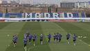 Para pemain Real Madrid, berlatih ringan sebelum menjamu Napoli pada laga 16 besar Liga Champions di   Valdebebas stadium, Madrid, Spain, (14/2/2017). (AP/Daniel Ochoa de Olza)