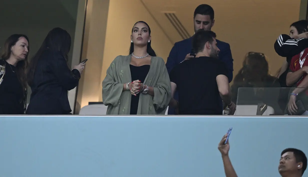 Sebelum laga Portugal vs Swiss, Georgina juga sempat terlihat menonton langsung Ronaldo pada matchday terakhir Grup H Piala Dunia 2022 melawan Korea Selatan. (AFP/Patricia De Melo Moreira)