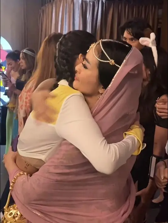 Tiba di tempat acara, Iis Dahlia langsung disambut yang berulang tahun. Zize dan Iis Dahlia tampak saling memeluk erat. Selain kenal dengan Isda, Zize juga sahabat dengan Devano anak laki-laki Isda. [Instagram/isdadahlia]