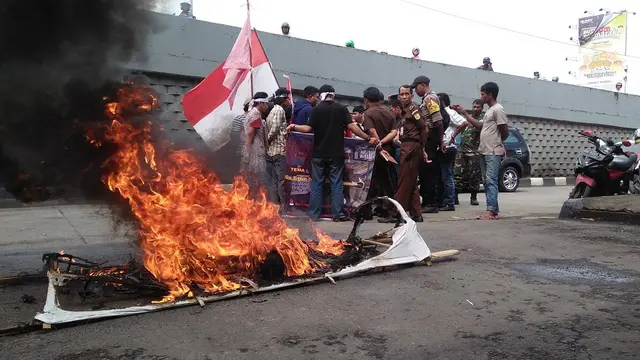Sejumlah mahasiswa berunjuk rasa mendesak Kejati Sulsel segera memberikan kepastian hukum kasus dugaan suap proyek di Bulukumba (Liputan6.com/ Eka Hakim)