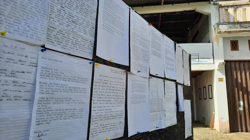 Lusinan surat yang ditulis oleh perempuan korban kekerasan militer di Aceh dipampang dalam kegiatan bertajuk "Letter of Hope" (Liputan6.com/Rino Abonita)