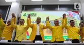 Wakil Ketua Umum Partai Golkar Bambang Soesatyo (kedua kiri), Wakil Ketua Umum Partai Golkar Agus Gumiwang (tengah) dan Sekjen DPP Partai Golkar Lodewijk F. Paulus (kedua kanan) berfoto sebelum memulai rapat pengurus pleno DPP Partai Golkar di Gedung Golkar Slipi, Jakarta Barat, Selasa (13/8/2024). (Liputan6.com/Angga Yuniar)