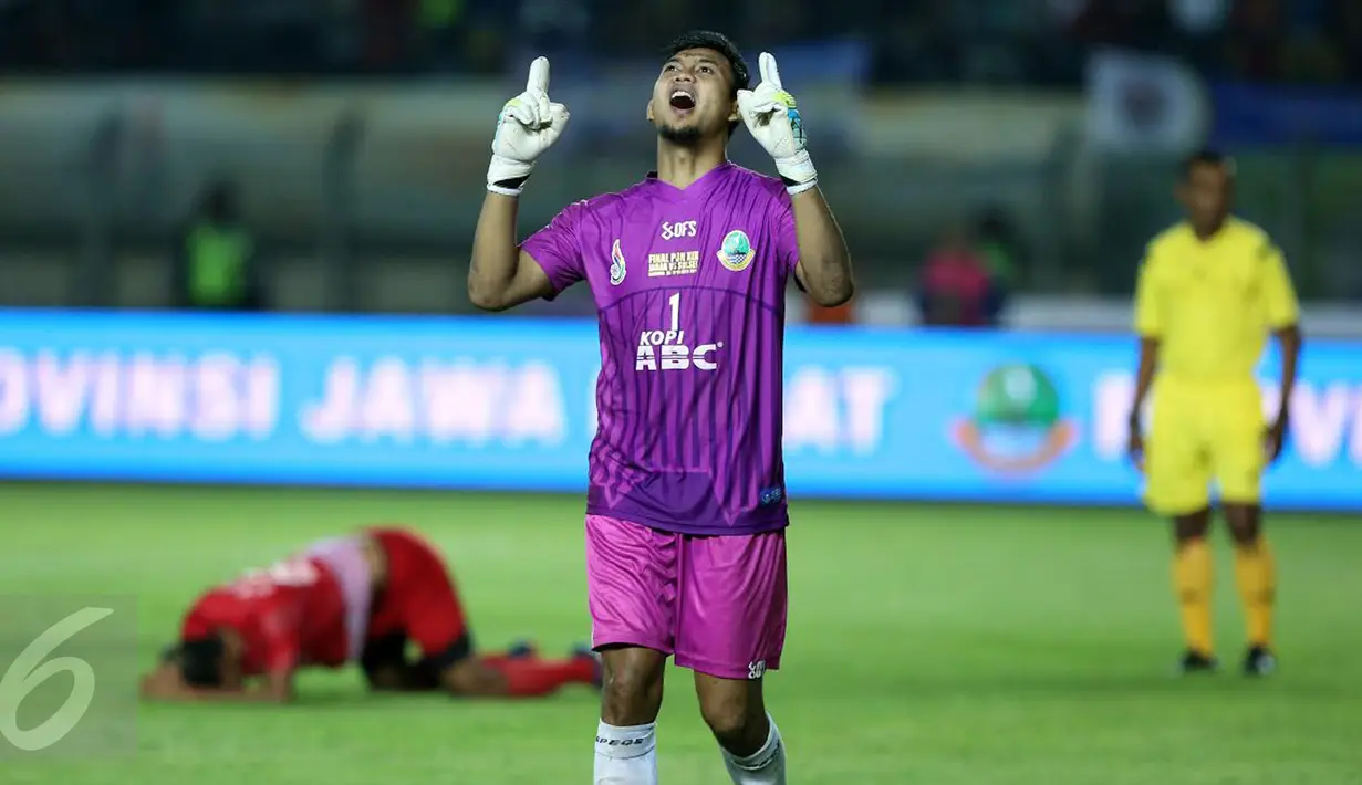 Penjaga gawang Jawa Barat, M Natsir bersorak usai menggagalkan tendangan penalti pemain Sulawesi Selatan di laga final PON XIX 2016 di Stadion Si Jalak Harupat, Kab Bandung, Rabu (28/9). Sulsel kalah adu penalti 5-4. (Liputan6.com/Helmi Fithriansyah)
