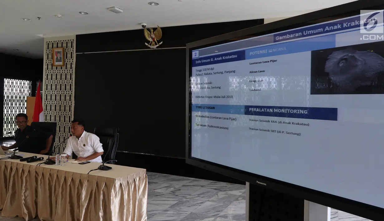 Konferensi pers terkait status Gunung Anak Krakatau di Kementerian ESDM, Jakarta, Kamis (12/27). Peningkatan status Gunung Anak Krakatau lantaran masih berlangsung erupsi di kawah gunung. (Liputan6.com/JohanTallo)