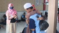 Warga binaan di Lapas Sidoarjo dijenguk keluarga. (Dian Kurniawan/Liputan6.com).
