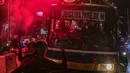 Warga konvoi menggunakan bus saat merayakan malam takbiran menyambut Hari Raya Idul Fitri 2019 di kawasan Tanah Abang, Jakarta, Selasa (4/6/2019). Pemerintah menetapkan Hari Raya Idul Fitri 1440 Hijriah jatuh pada hari Rabu 5 Juni 2019. (Liputan6.com/Faizal Fanani)