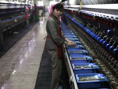 Seorang wanita memilah kepompong ulat sutra saat bekerja di pabrik sutra Kim Jong Suk di Pyongyang, Korea Utara (26/11/2019). Pabrik sutra itu, dinamai menurut nama nenek pemimpin Korea Utara Kim Jong Un. (AP Photo/Dita Alangkara)