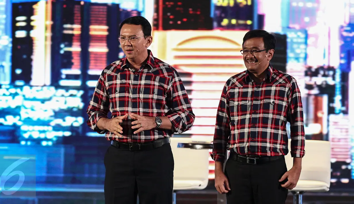 Cagub DKI nomor urut dua, Basuki Tjahaja Purnama ditemani Djarot Saiful Hidayat memberikan penjelasan programnya pada Debat Cagub DKI Putaran Kedua di Hotel Bidakara, Pancoran, Jakarta, Jumat (27/1). (Liputan6.com/Faizal Fanani)