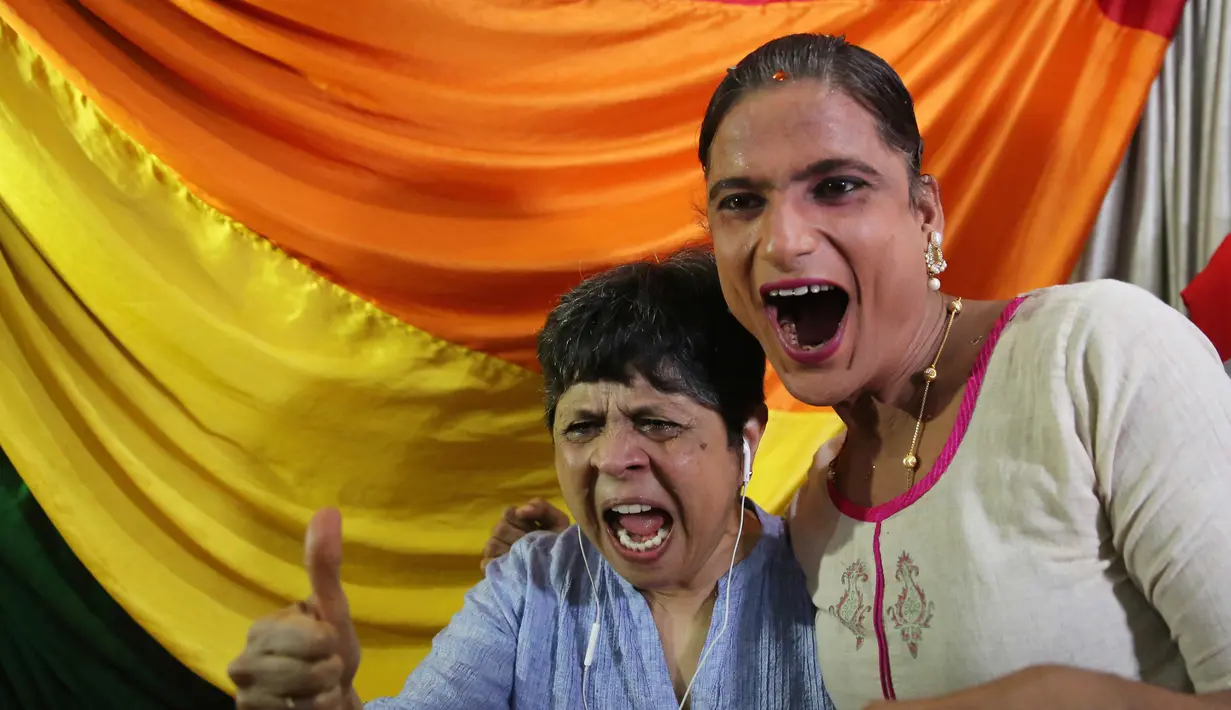 Ekspresi aktivis LGBT Chitra Palekar setelah Mahkamah Agung India mendekriminalisasi hubungan sesama jenis di Mumbai, India, Kamis (6/9). Mahkamah Agung India memberi putusan setelah sebuah petisi yang diajukan oleh lima orang. (AP Photo/Rafiq Maqbool)