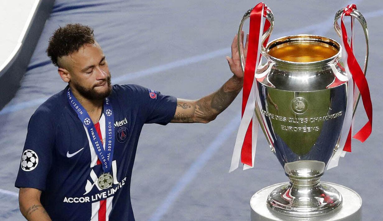 Striker Paris Saint-Germain, Neymar, hanya memegang trofi Liga Champions usai ditaklukkan Bayern Munchen pada laga final di Stadion The Luz, Portugal, Senin (24/8/2020). Kekalahan ini membuat PSG gagal meraih gelar Liga Champions pertamanya. (AP/Manu Fernandez, Pool)