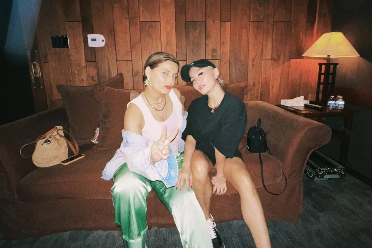 Kebersamaan Agnez Mo dengan Nelly Furtado (Foto: Instagram @agnezmo)