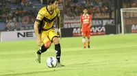 Rizky Pellu menikmati tugas baru sebagai kapten Mitra Kukar. (Bola.com/Robby Firly)