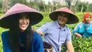 Pada postingan foto itu, Sharul Gunawan terlihat sedang berada di perkebunan teh di PTP Nusantara IX Semugih. Ia terlihat sedang beradu akting dengan Sylvia Fully. (Foto: instagram.com/sahrulgunawanofficial)