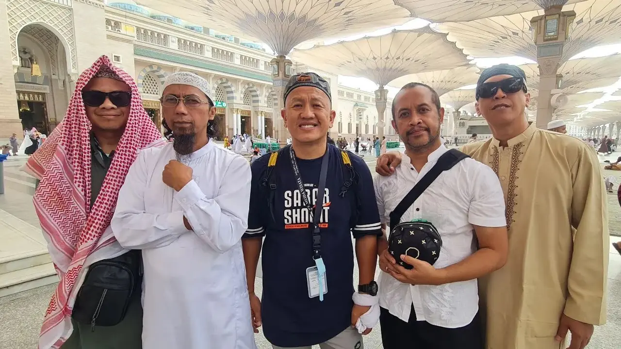 Sedang Jalani Umrah Bareng Bandnya, Sandy Pas Band Pastikan dalam Kondisi Aman dari Badai yang Melanda Mekah