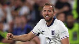 Penyerang Inggris, Harry Kane melakukan selebrasi setelah memenangkan pertandingan semifinal Euro 2024 melawan Belanda di BVB Stadion di Dortmund pada 10 Juli 2024. Di Euro 2024, Harry Kane berhasil mencetak tiga gol. Harry Kane berpeluang meraih gelar pencetak gol terbanyak mengingat Inggris akan berlaga di final Euro 2024 melawan Spanyol. (Adrian DENNIS/AFP)