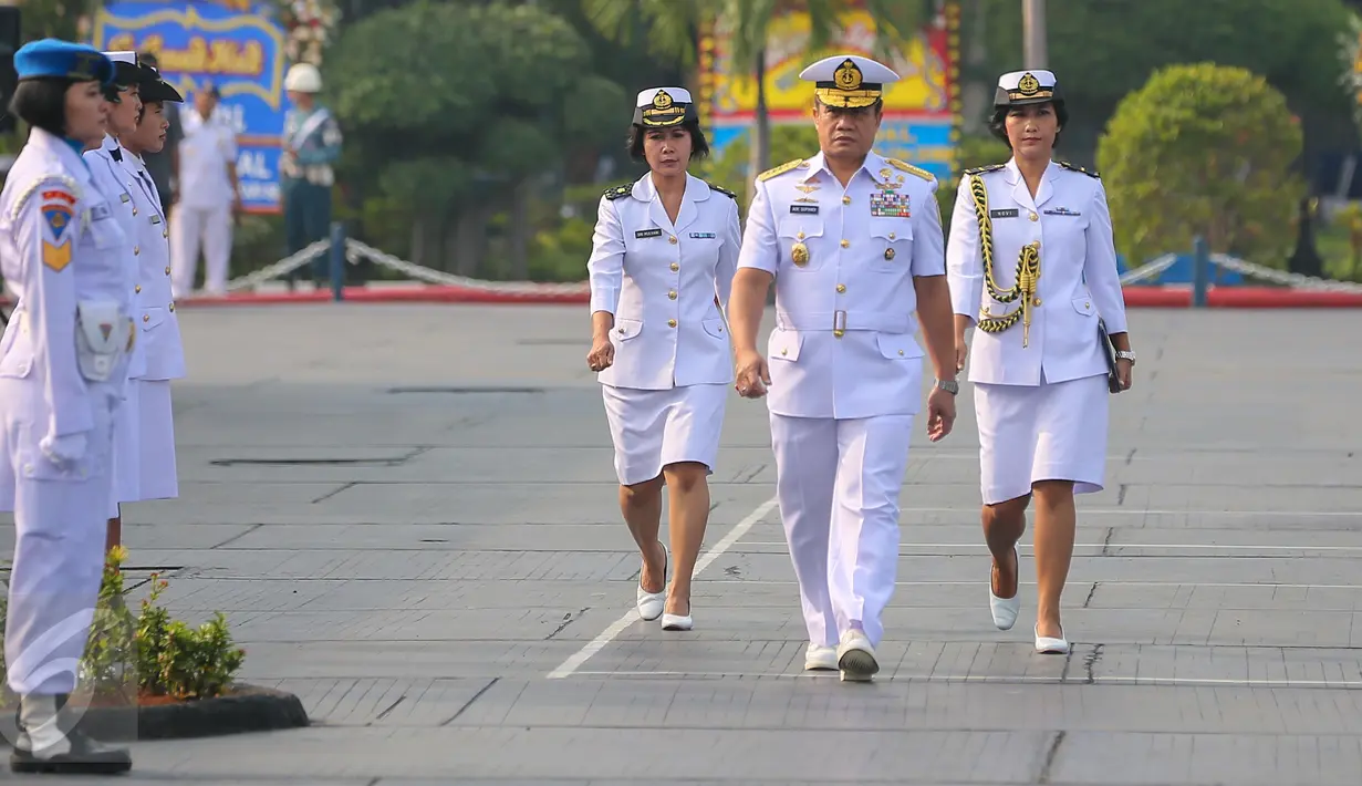KSAL Laksamana TNI Ade Supandi (tengah) bersiap menuju podium untuk menjadi Inspektur Upacara Peringatan HUT ke-53 Kowal di Markas Kolinlamil, Jakarta, Selasa (5/1). (Liputan6.com/Faizal Fanani)
