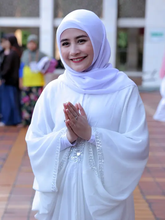 Salah satu ayat yang jadi favoritnya adalah penggalan surat Ath Thalaq yang kerap disebut ayat 1000 Dinar. Bahkan, ayat itu menjadi bacaan wajib bagi Prilly Latuconsina seusai menjalankan salat. (Deki Prayoga/Bintang.com)