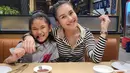 Di waktu senggang, Ayu Ting Ting dan Bilqis asyik menikmati makanan Jepang bersama. (Foto: Instagram/@ayutingting92)