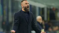 Pelatih Genoa Daniele De Rossi memberi instruksi kepada para pemainnya saat laga Serie A/Liga Italia antara Inter vs Genoa di Milan, Italia, Sabtu, 28 Februari 2026. (AP Photo/Antonio Calanni)