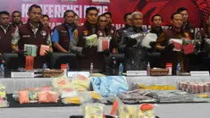 Kepala Badan Reserse Kriminal (Kabarekrim) Polri Komjen Wahyu Widada (tengah) bersama pejabat terkait menunjukkan hasil joint operation pengungkapan jaringan narkotika dan obat terlarang (narkoba) internasional di gedung Bareskrim Polri, Jakarta, Jumat (1/11/2024). (merdeka.com/Arie Basuki)